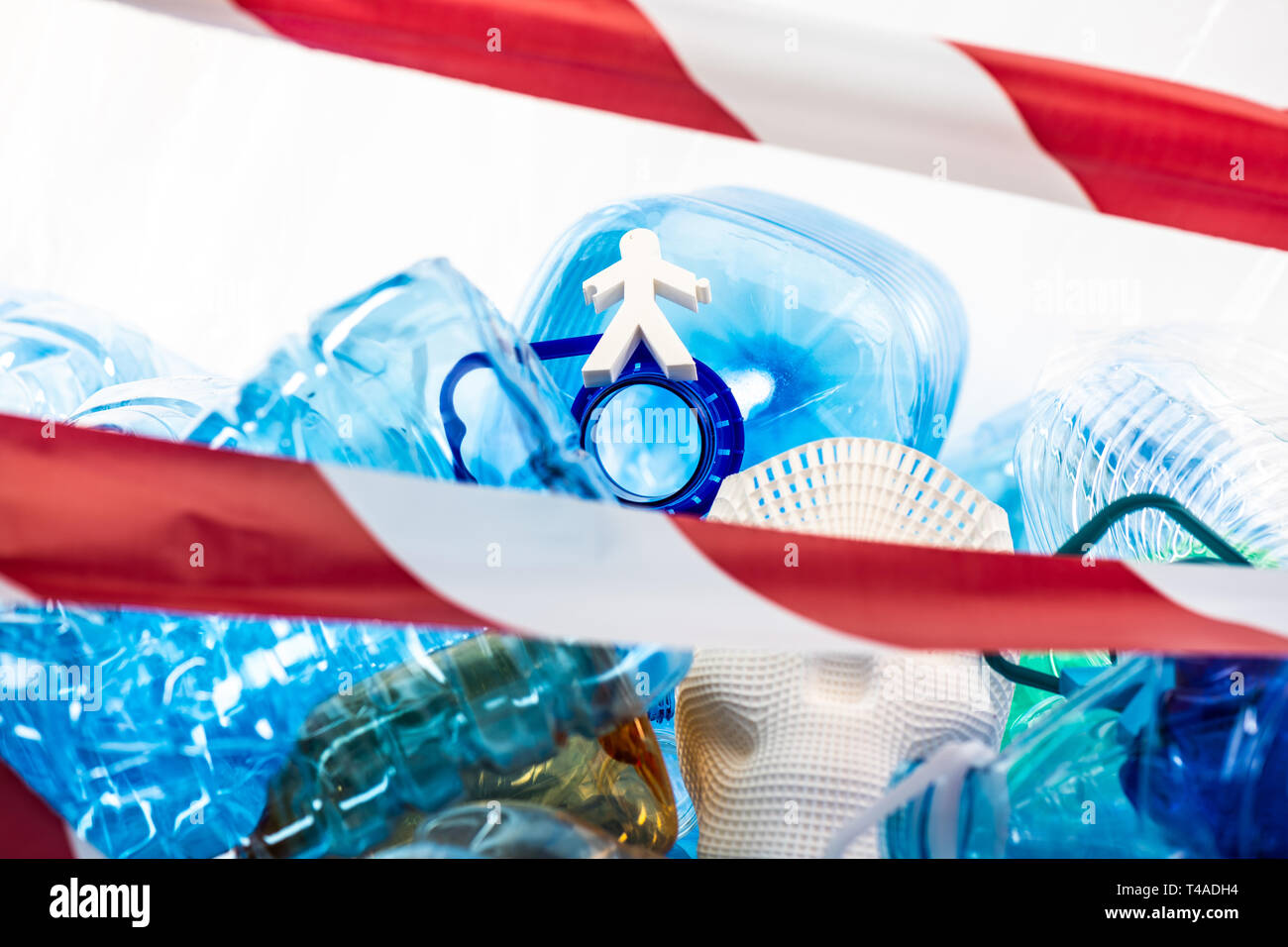 Abstract falsi modelli di persone che giace tra il mazzetto di plastica usati Foto Stock