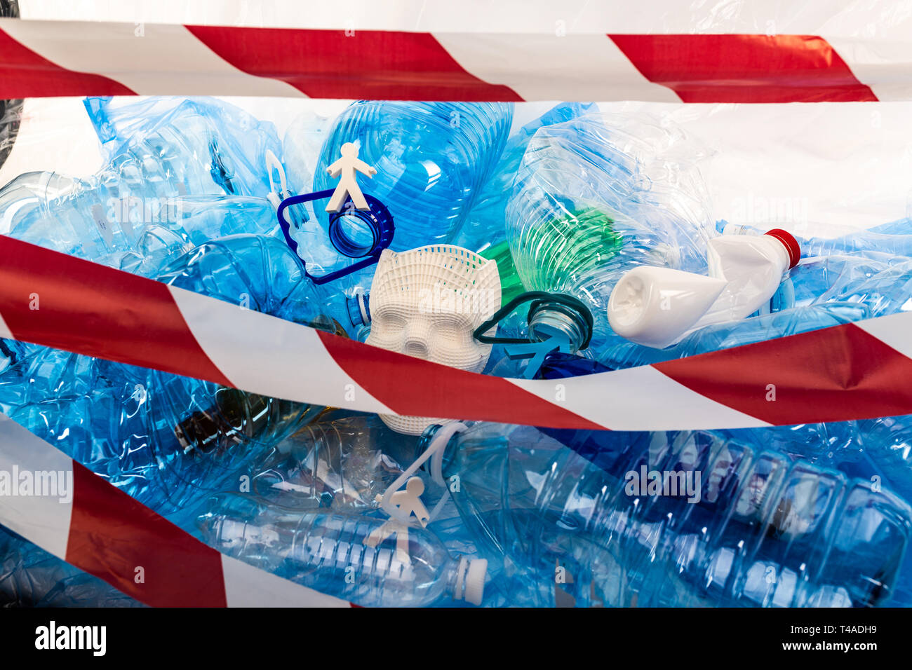 Unreal modelli di popolazione essendo chiuso con grezzi di rifiuti in plastica Foto Stock