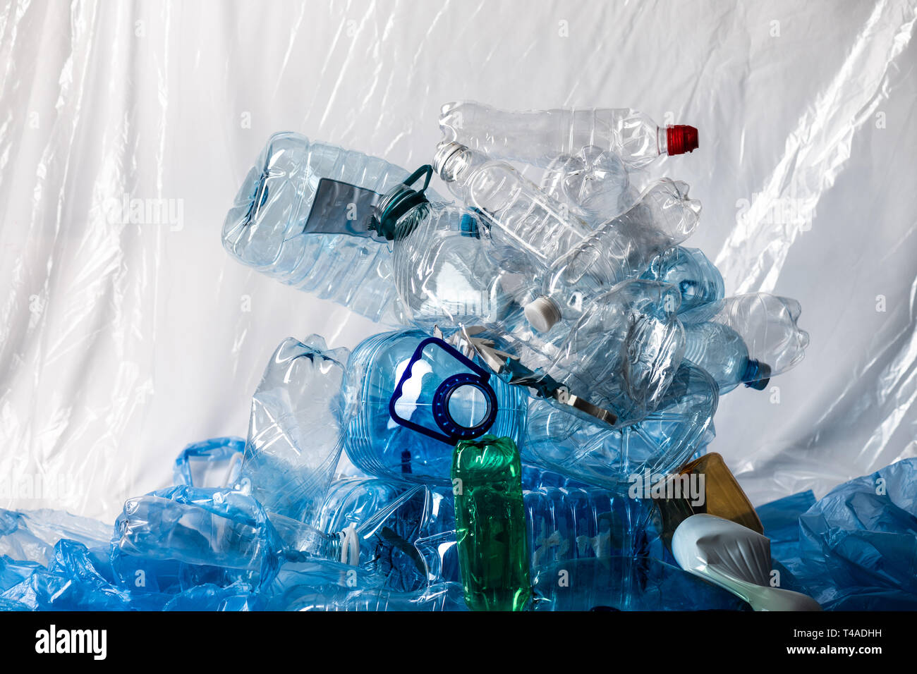 Grande Montagna di plastica fatta di vuoti di bottiglie di acqua Foto Stock