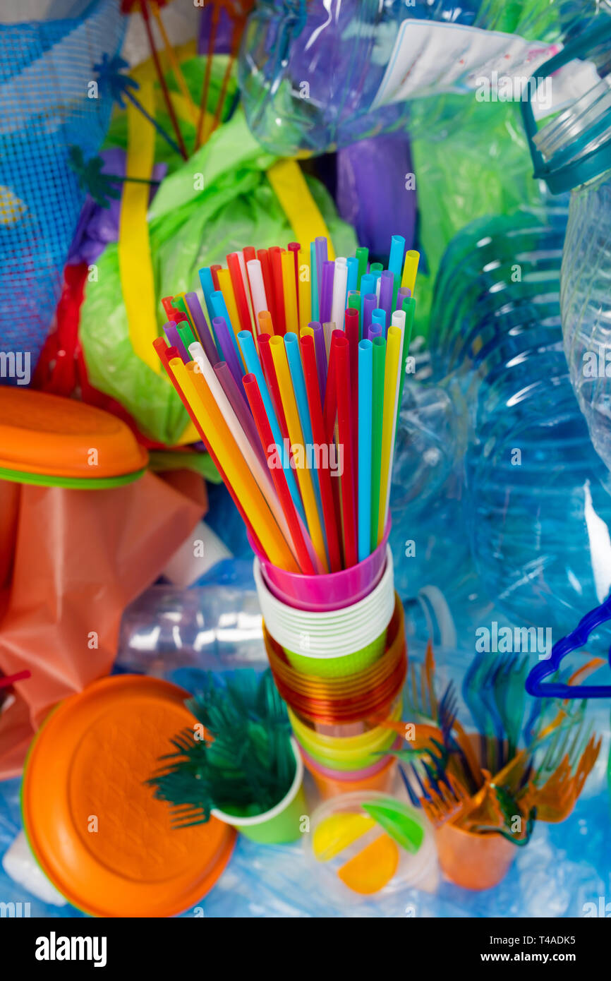 Colorate cannucce lungo non fatti di plastica decomponibile Foto Stock