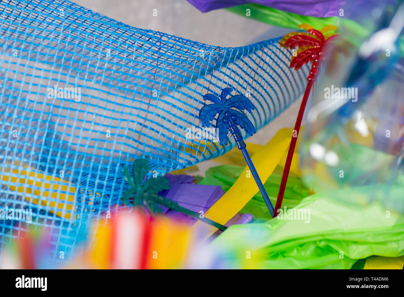 Funky spiedini colorati in forma di palm giacente sulla plastica blu net Foto Stock
