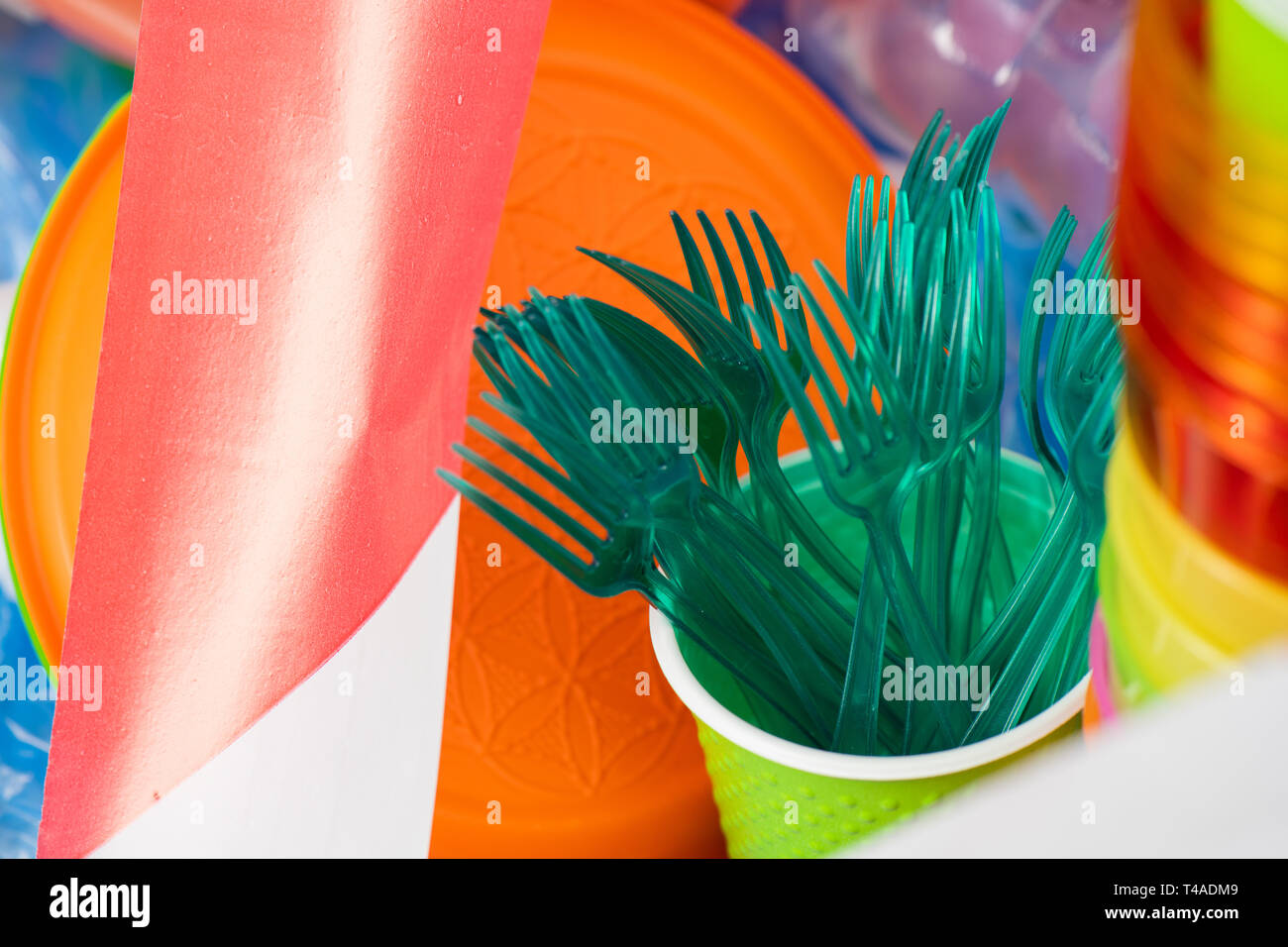 Verde tossici delle forcelle di plastica raccolte in una tazza Foto Stock