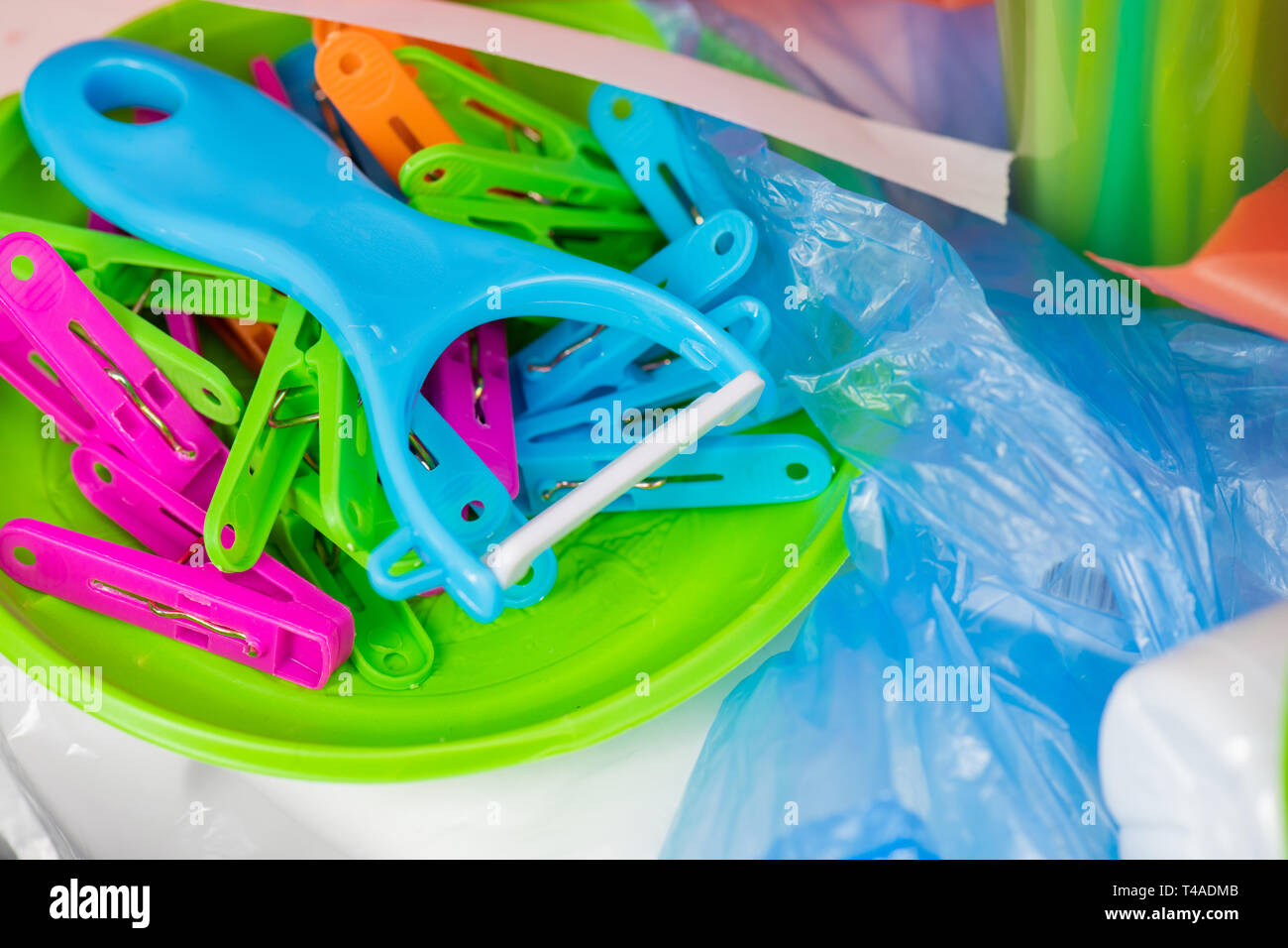 Blue utensile da cucina per la pulizia di verdure giacente sul mazzetto di perni di plastica Foto Stock