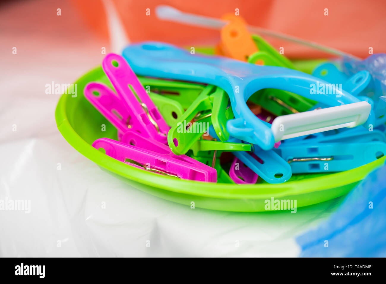 Strumento utile realizzato di plastica dannose in pila con perni a basso costo Foto Stock