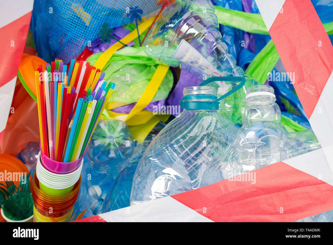 Montagna di plastica con bottiglie e cannucce colorate Foto Stock