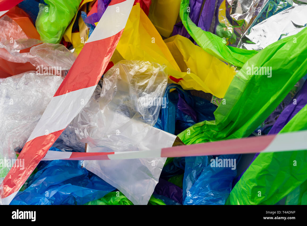 Colorate e luminose tossici confezioni fatte di plastica dannosi Foto Stock