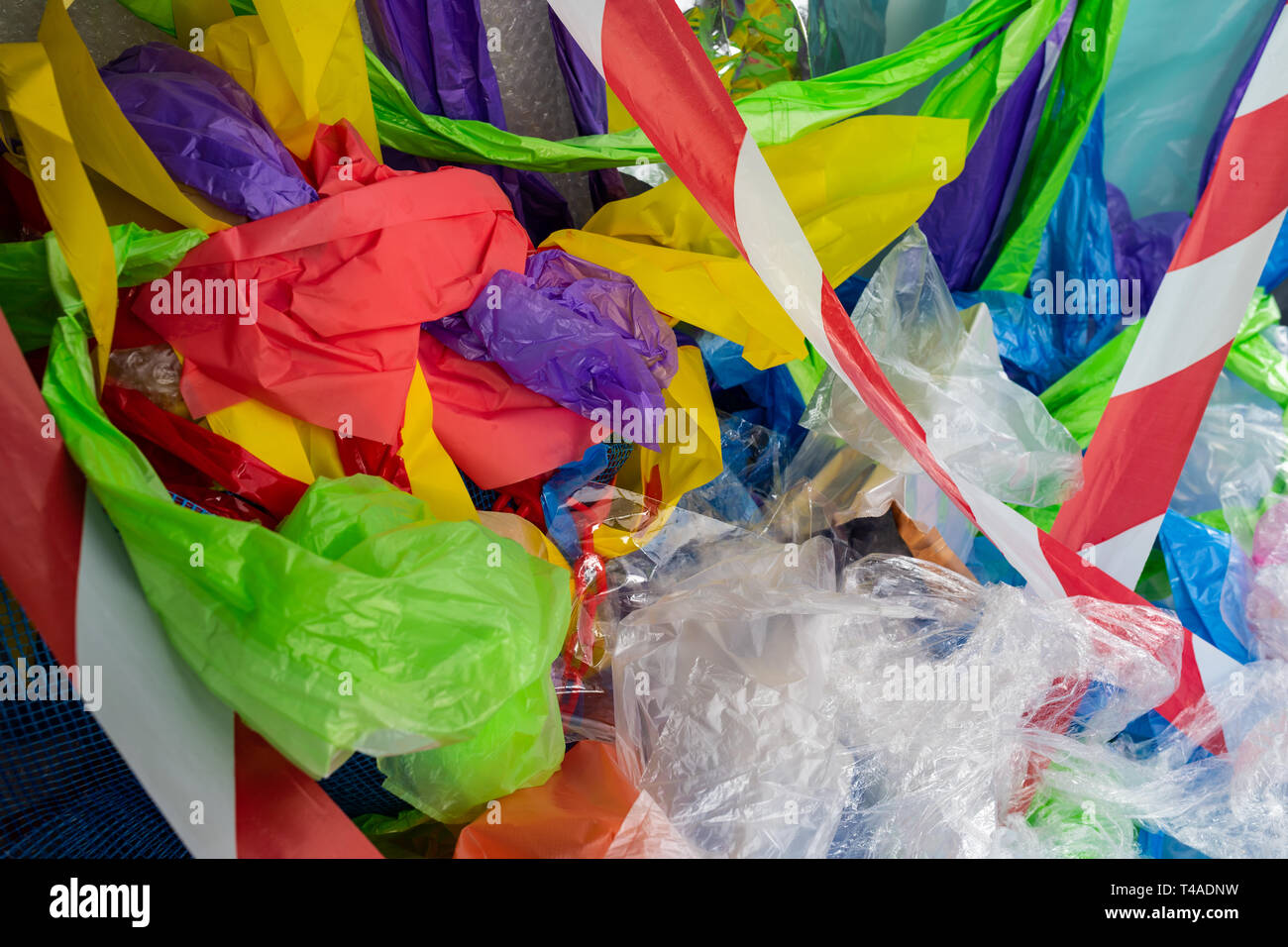 Utilizzata non è decomponibile in pila di dannose non rispettosi dell'ambiente plastica Foto Stock
