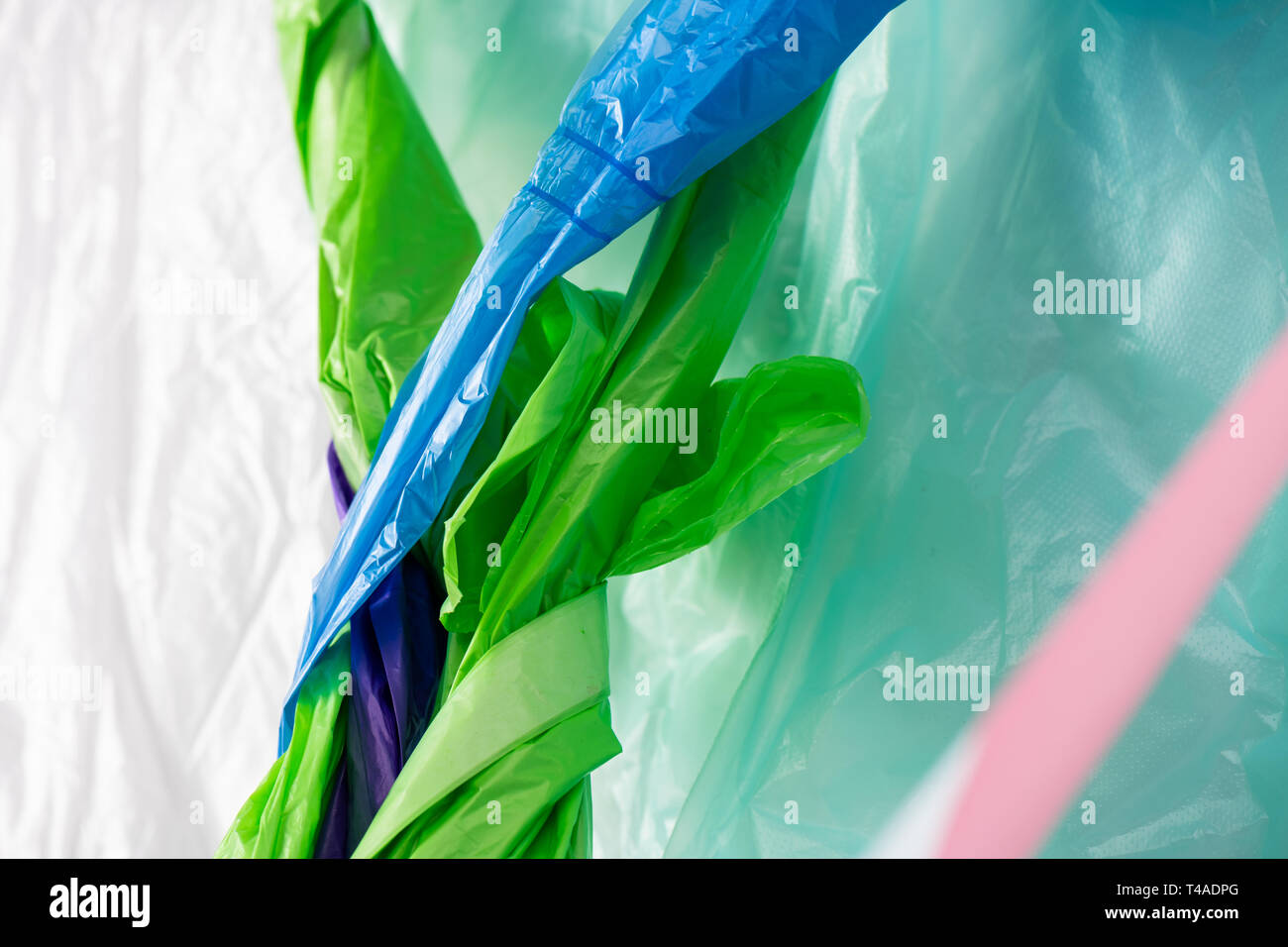 Sacchetti di plastica e materiali posti in studio come una installazione Foto Stock