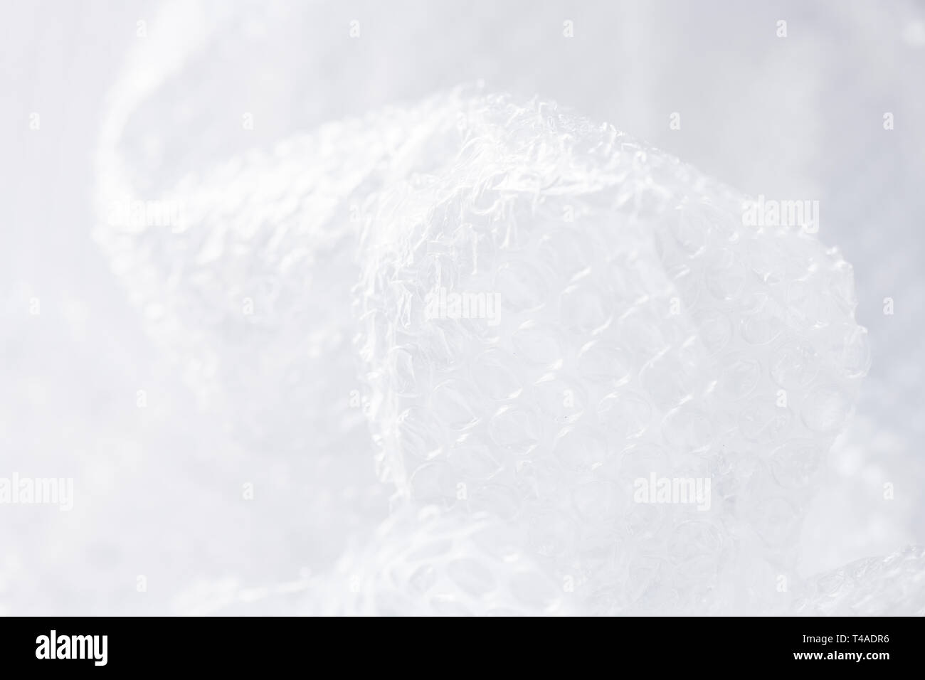 Accartocciata in plastica trasparente pasticcio con aria brufoli inondazioni il nostro pianeta Foto Stock