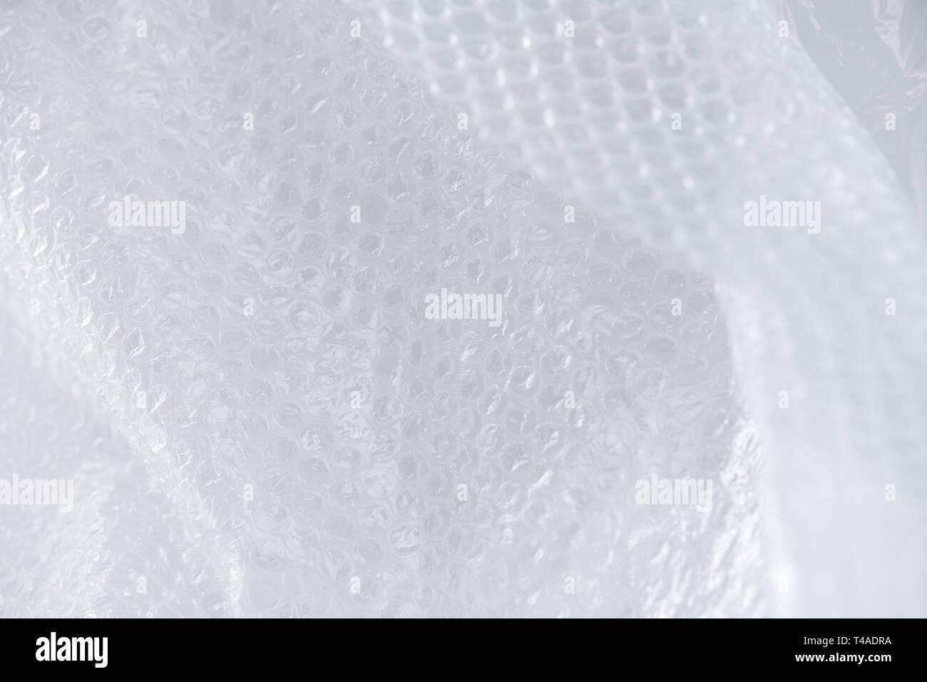 Crumpled consegna materiale con brufoli essendo ripiegata Foto Stock