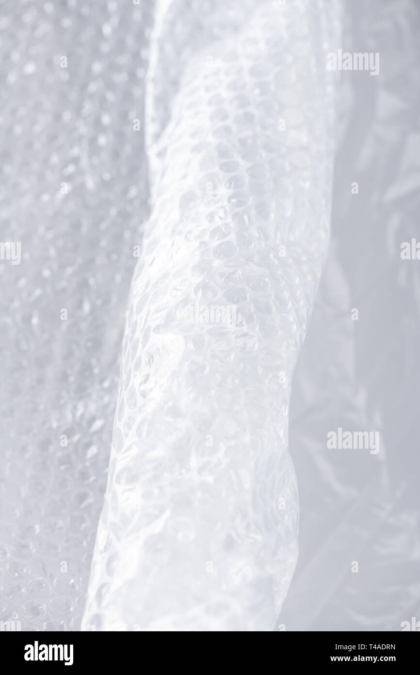 Spiegazzato e incarto ripiegato pezzo di plastica con brufoli Foto Stock