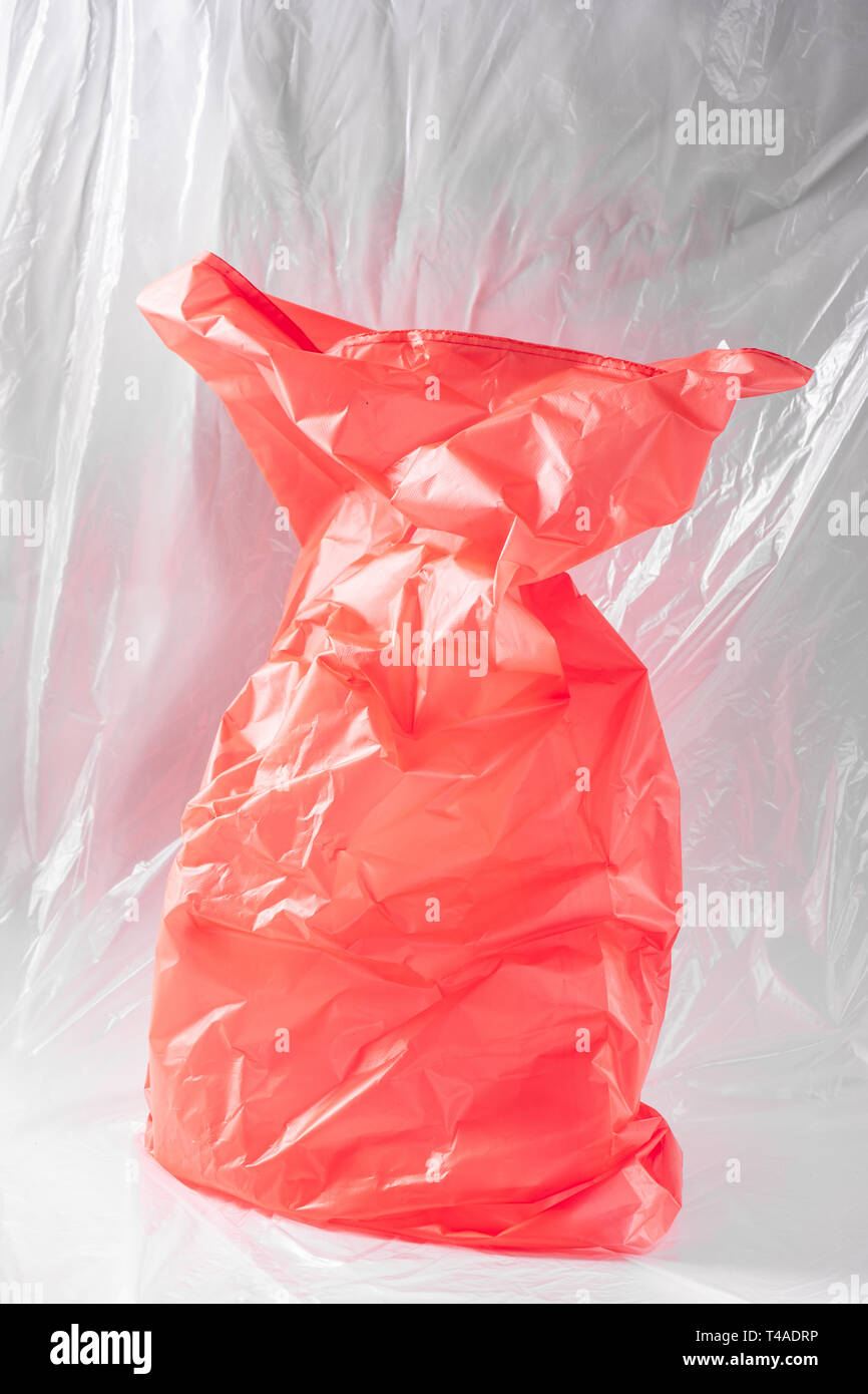 Rosso brillante sacchetto di plastica posizionato nel mezzo di studio Foto Stock
