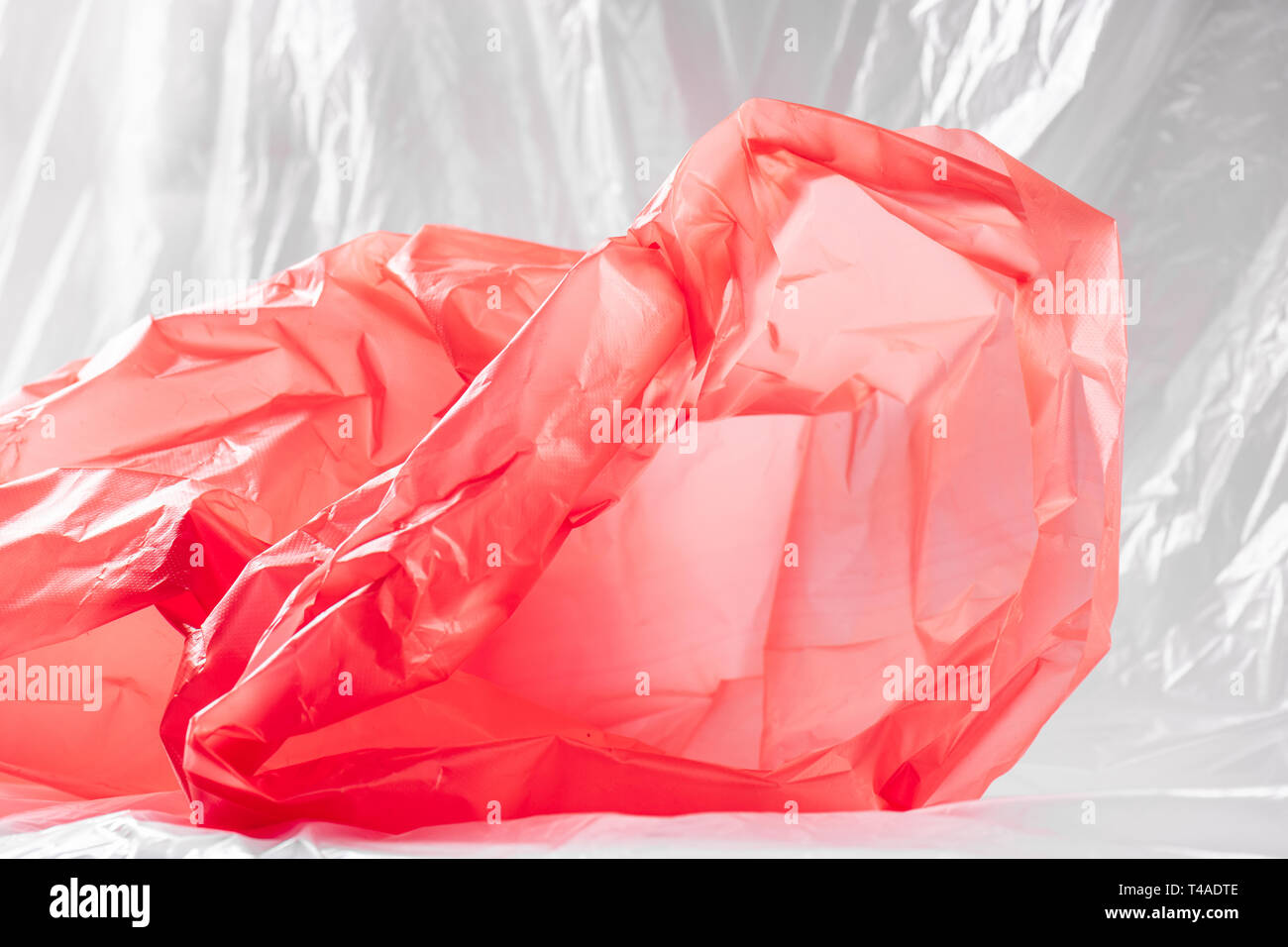 Trasparente brillante pezzo di plastica a buon mercato sdraiato sul pavimento Foto Stock