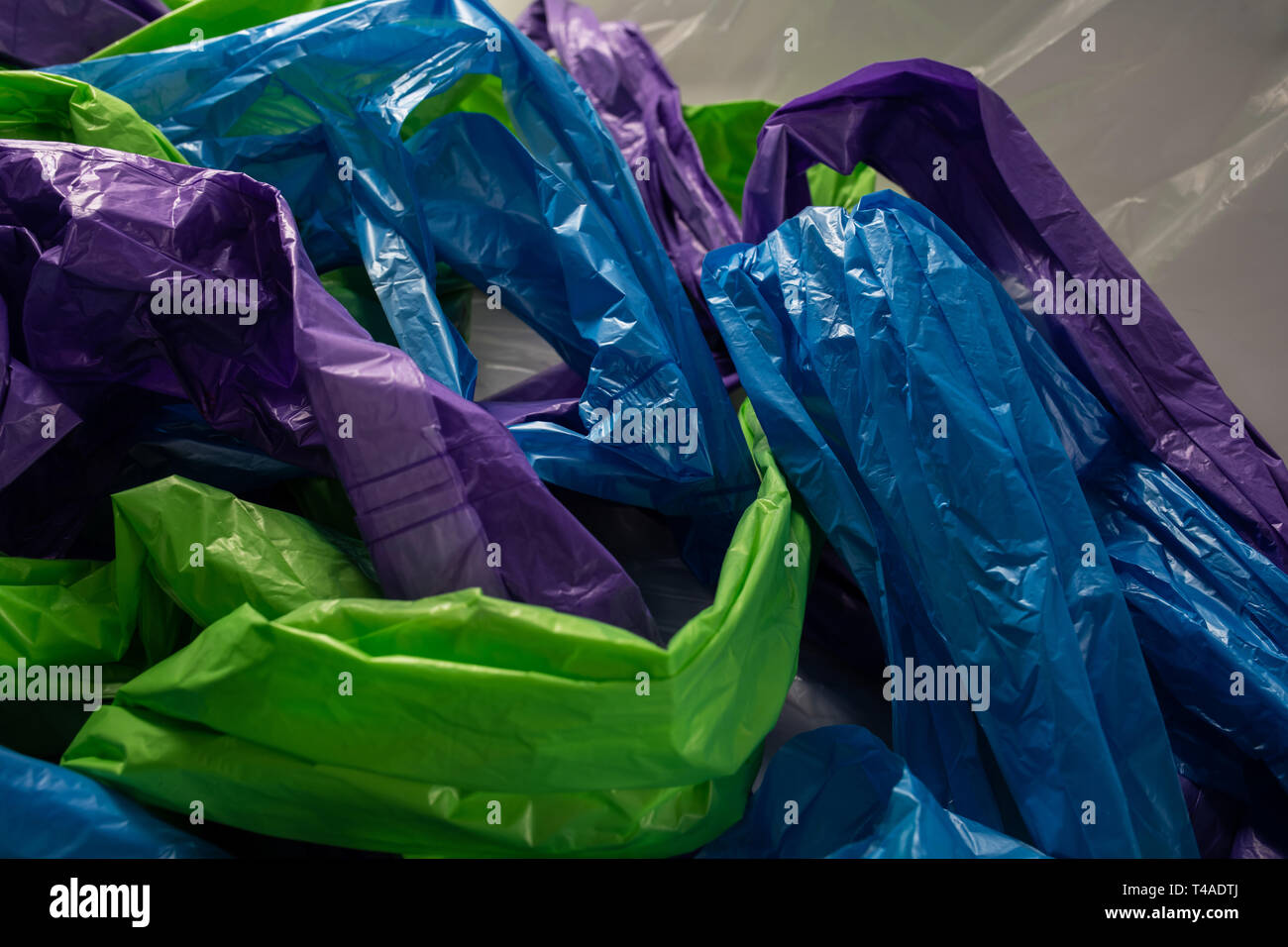 Spiegazzato e rugosa di sacchetti di plastica per la spazzatura e garbage Foto Stock