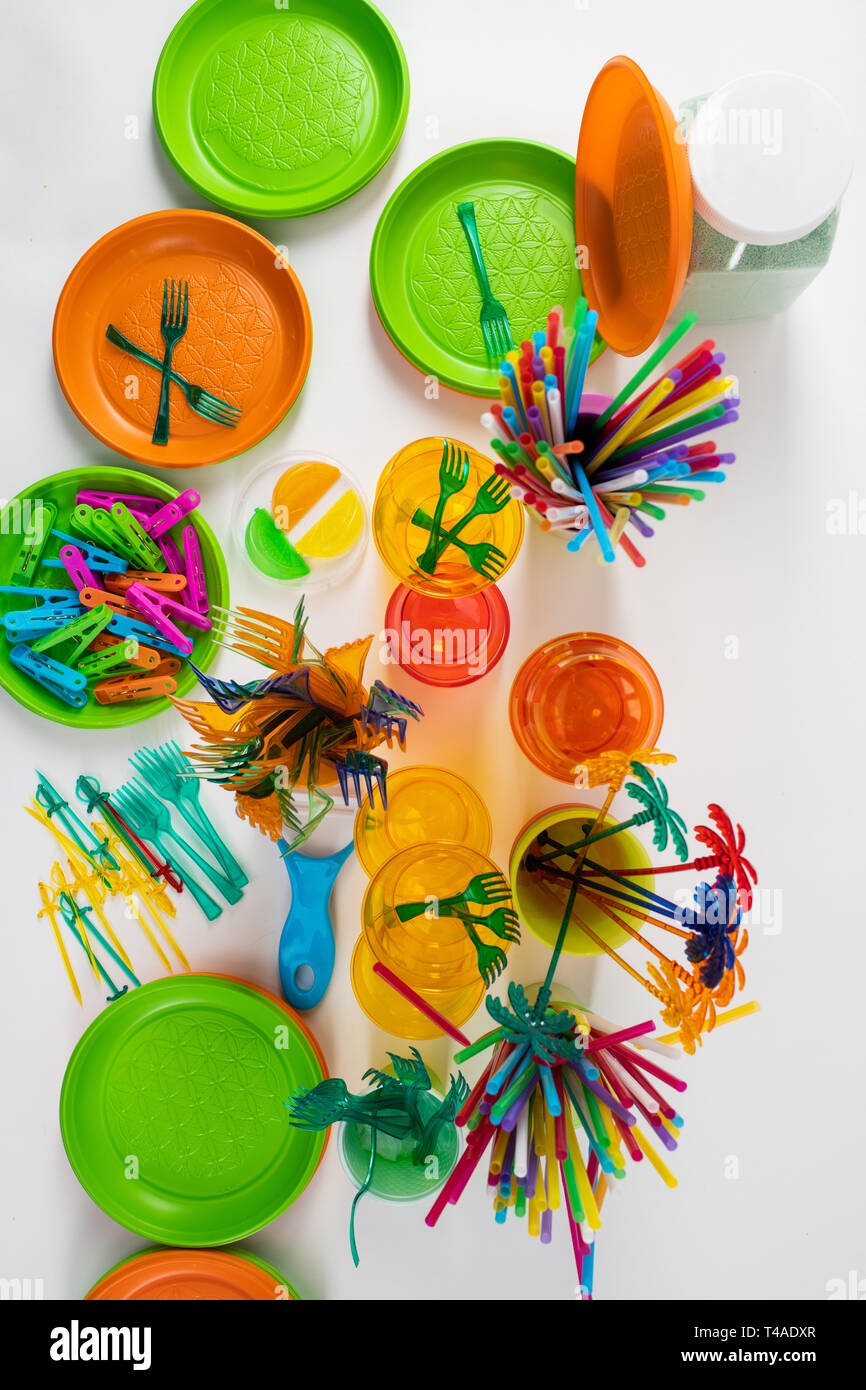 Monouso trasparente gli strumenti economici e gli utensili collocati sulla superficie bianca Foto Stock