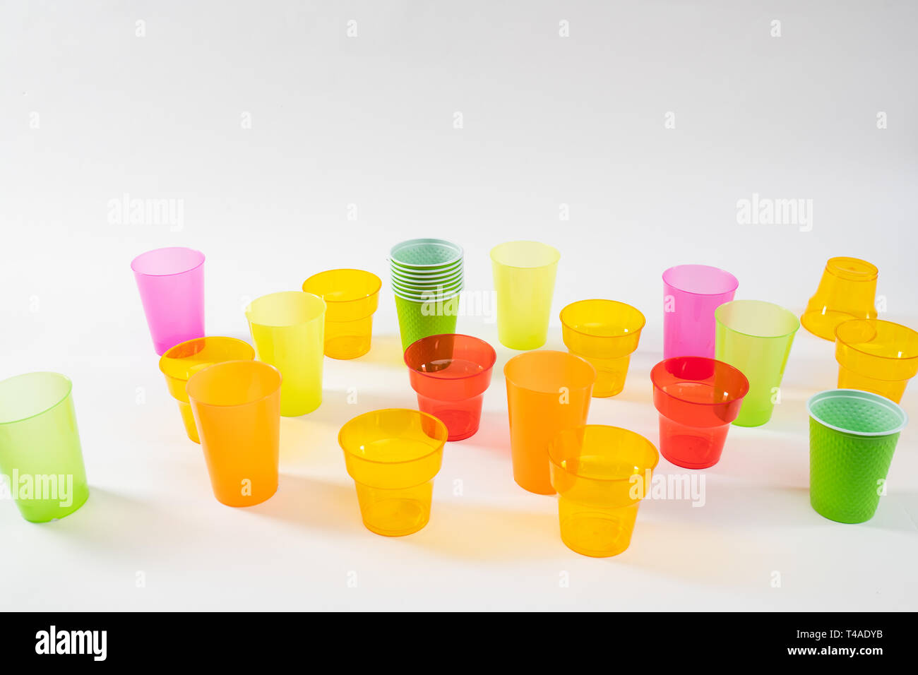 Colorati di dimensioni differenti bicchieri in plastica a buon mercato Foto Stock