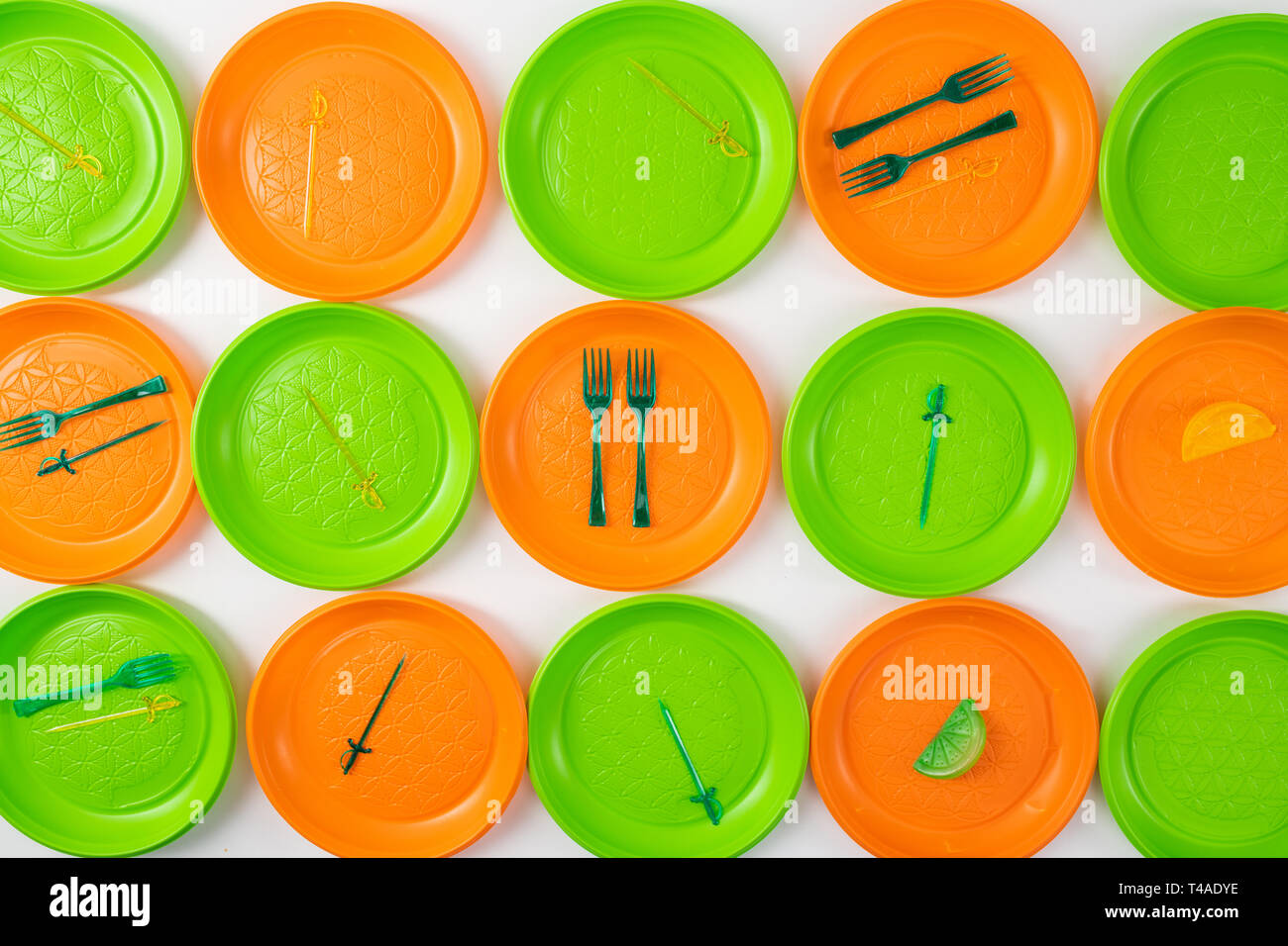 Monouso di utensili in plastica giacente su lastre luminose Foto Stock