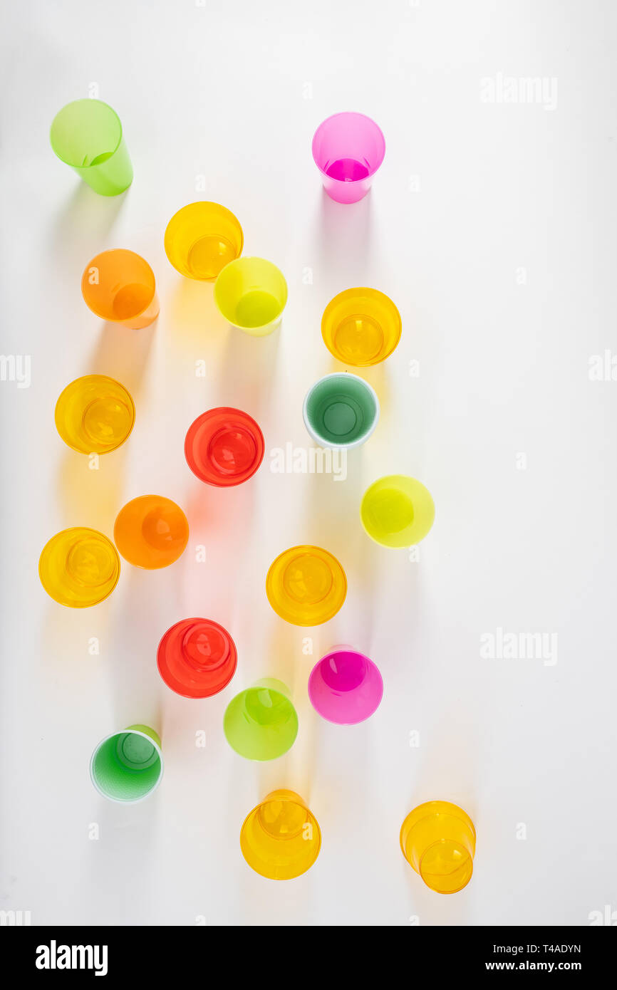 Nocivi in plastica monouso Tazze in piedi in una riga Foto Stock