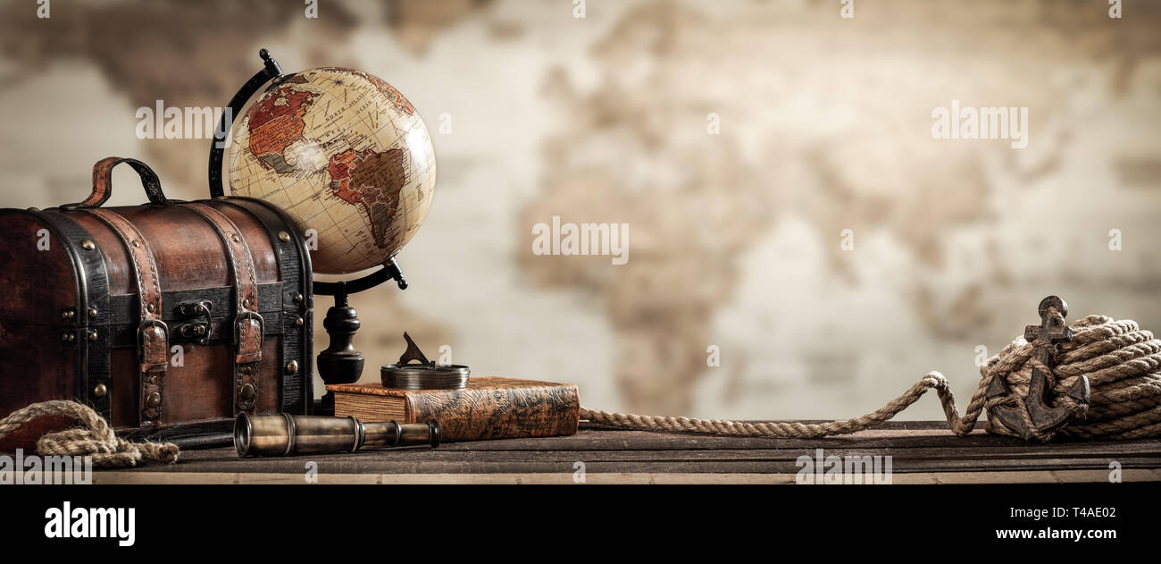Vintage Globo mondo, vecchia valigia, bussola, telescopio, Prenota, corda, e il dispositivo di ancoraggio con lo sfondo della mappa e Grunge effetto. - Concetto di viaggio Foto Stock