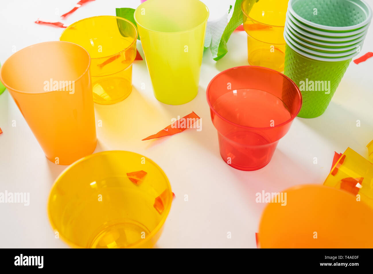 Colorati diversi bicchieri di plastica raccolte in una pila Foto Stock