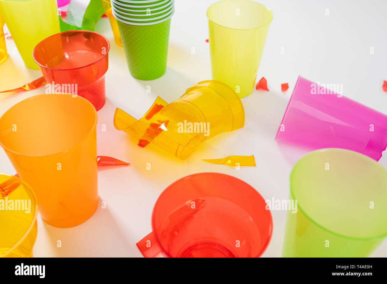Rotture di bicchieri di plastica con pezzi appuntiti insieme permanente Foto Stock