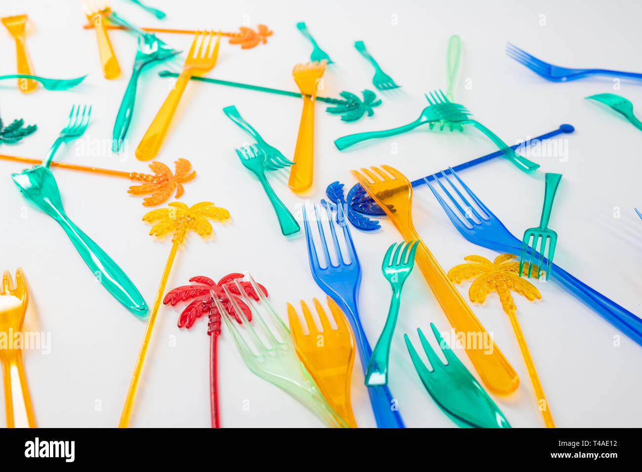 Colorato pericoloso utensili in plastica uccisione di animali negli oceani Foto Stock