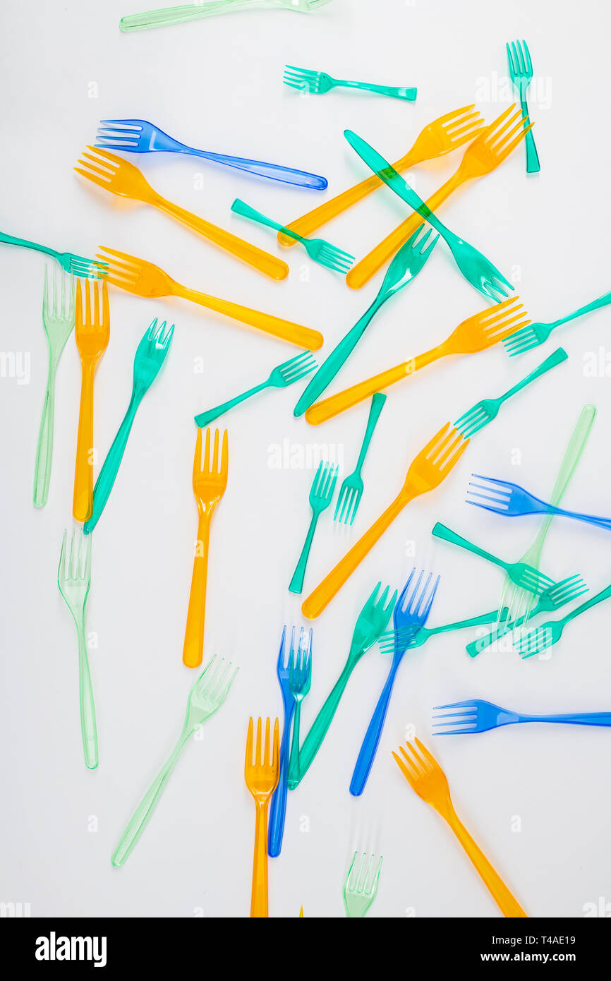 Colorate e luminose pericolose le forcelle in plastica che influenzano la natura Foto Stock