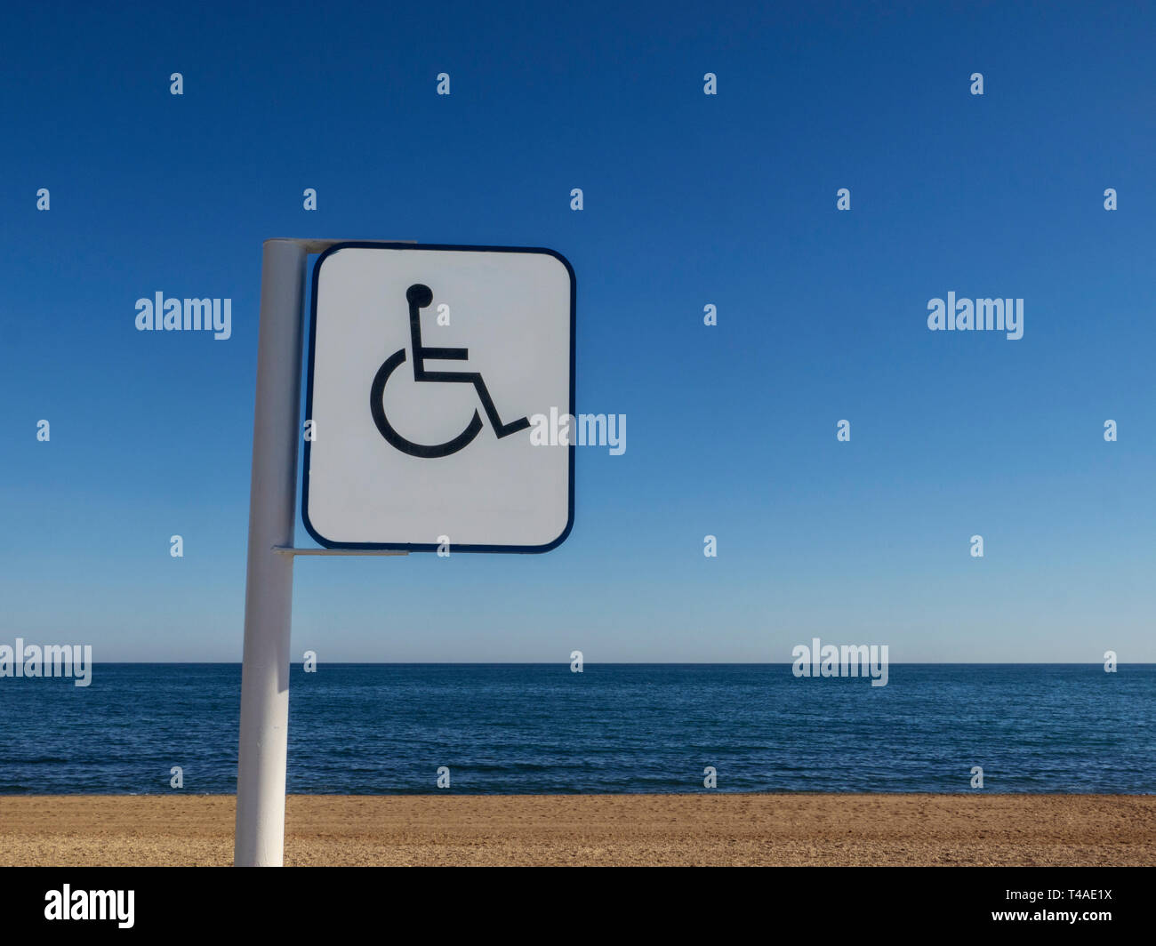 Simbolo disabili mostrando internazionalmente riconosciuto segno per accesso e servizi per disabili per la spiaggia e il mare Marbella Costa Del Sol Andalusia Spagna UE Foto Stock