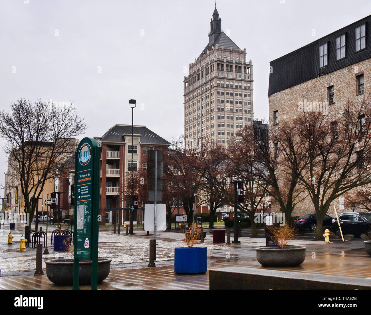 Rochester, New York, Stati Uniti d'America. Aprile 14, 2019. Vista delle alte cascate quartiere nel centro di Rochester, New York in un pomeriggio piovoso Foto Stock