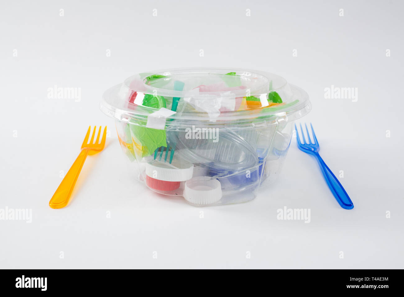 Nocivo mucchio di immondizia di plastica e pezzi posti all'interno del contenitore trasparente Foto Stock