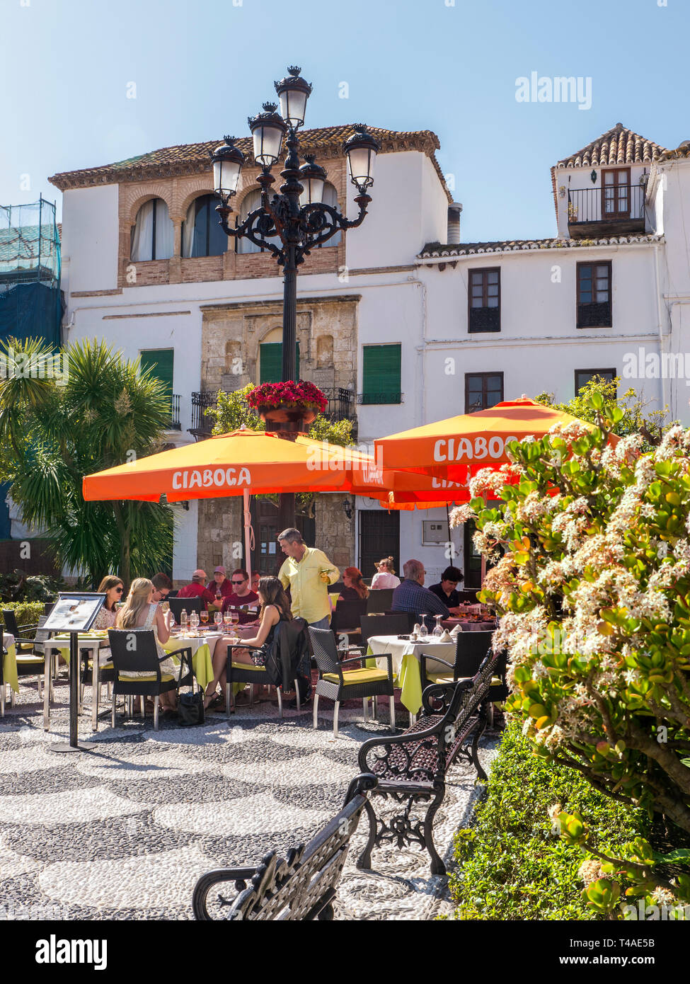 Cene alfresco servizio cameriere Marbella quadrato arancione - Plaza de los Naranjos, sala da pranzo esterna, le persone che si godono la food & drink nella città vecchia di Marbella Spagna Foto Stock