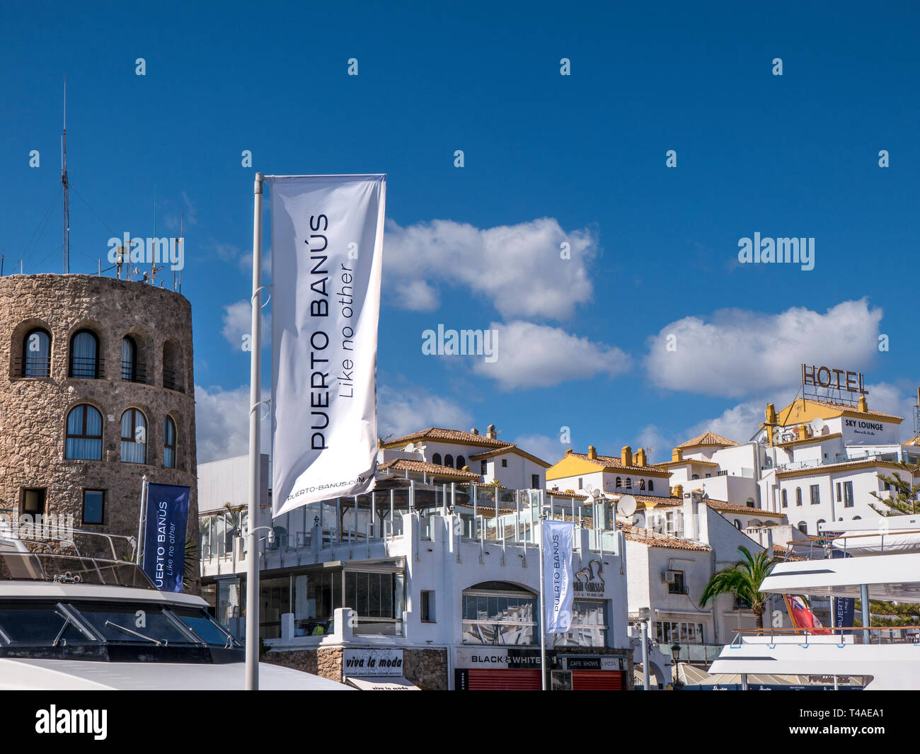 Puerto Banus bandiera banner che fluttua nel vento promuovere il lusso marina e super yacht di Puerto Banus a Marbella Andalusia Costa Del Sol Spagna Foto Stock