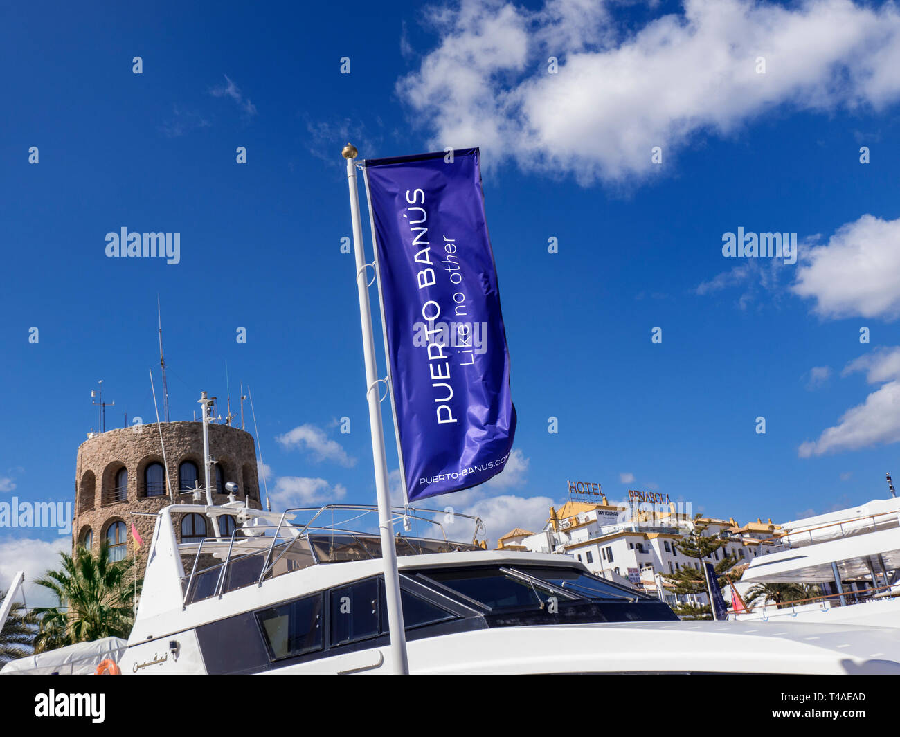 Puerto Banus bandiera banner che fluttua nel vento promuovere il lusso marina e super yacht di Puerto Banus a Marbella Andalusia Costa del Sol Spagna Foto Stock