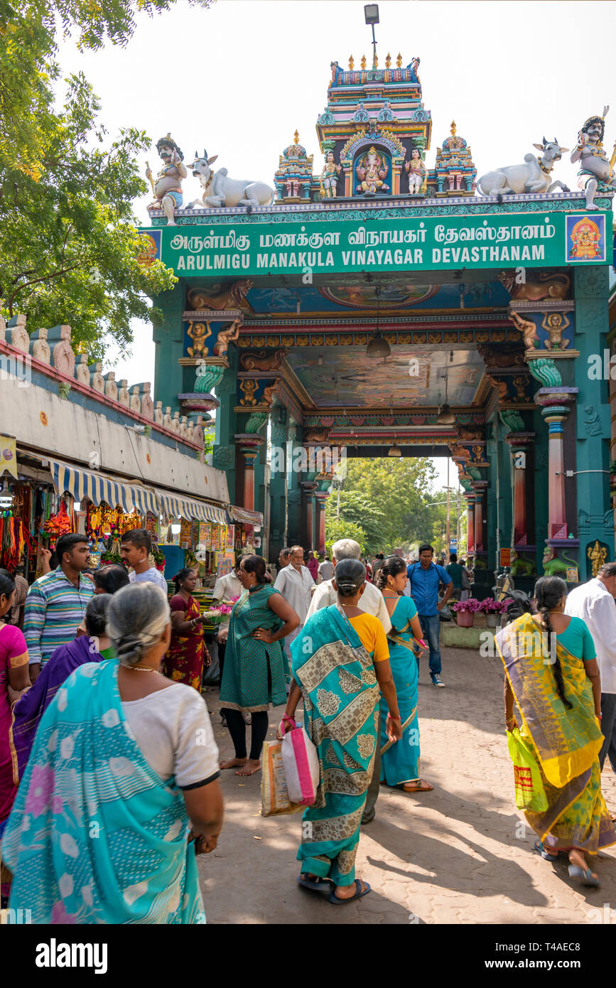 Vista verticale della Manakula Vinayagar tempio di Pondicherry, India. Foto Stock