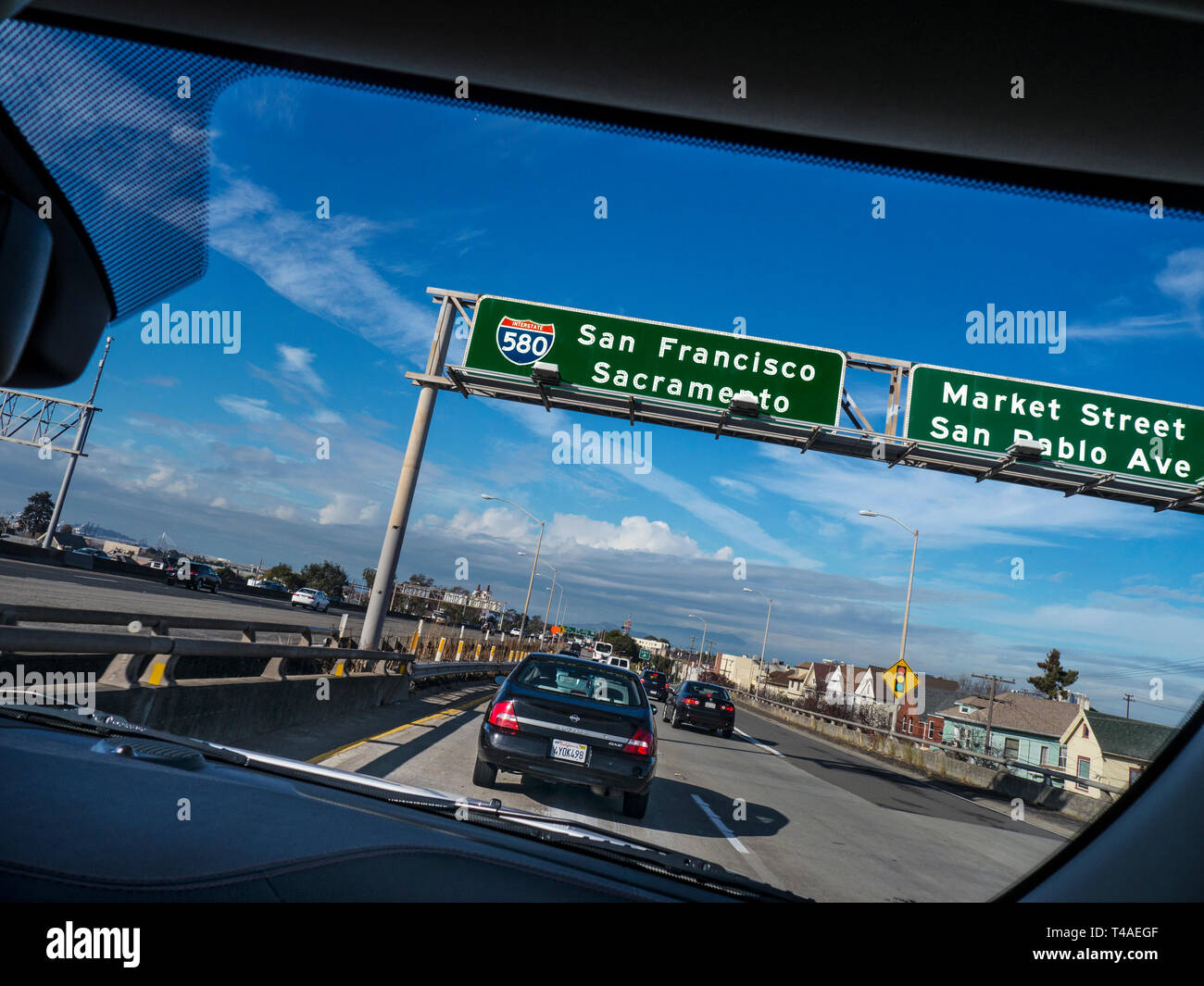 Interstate-580 Autostrada segno del gantry per San Francisco, Sacramento, Market Street, San Pablo Avenue, auto viewpoint POV & automobili di " commuters " California USA Foto Stock