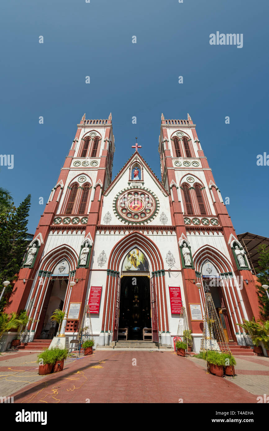 Vista verticale della Basilica del Sacro Cuore di Pondicherry, India. Foto Stock