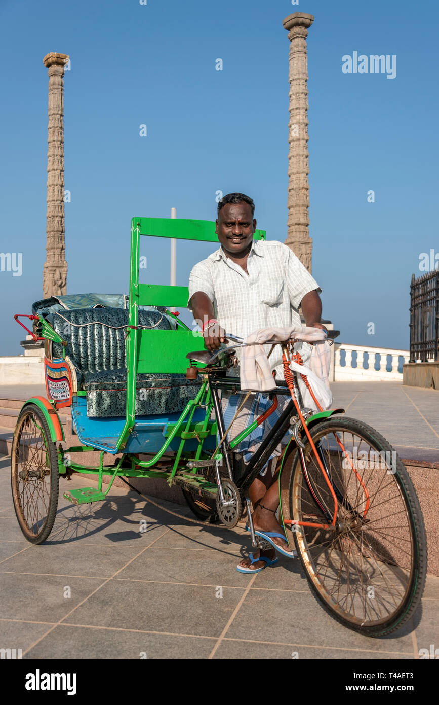 Vista verticale di un ciclo rickshaw proprietario e il suo veicolo di Pondicherry, India. Foto Stock