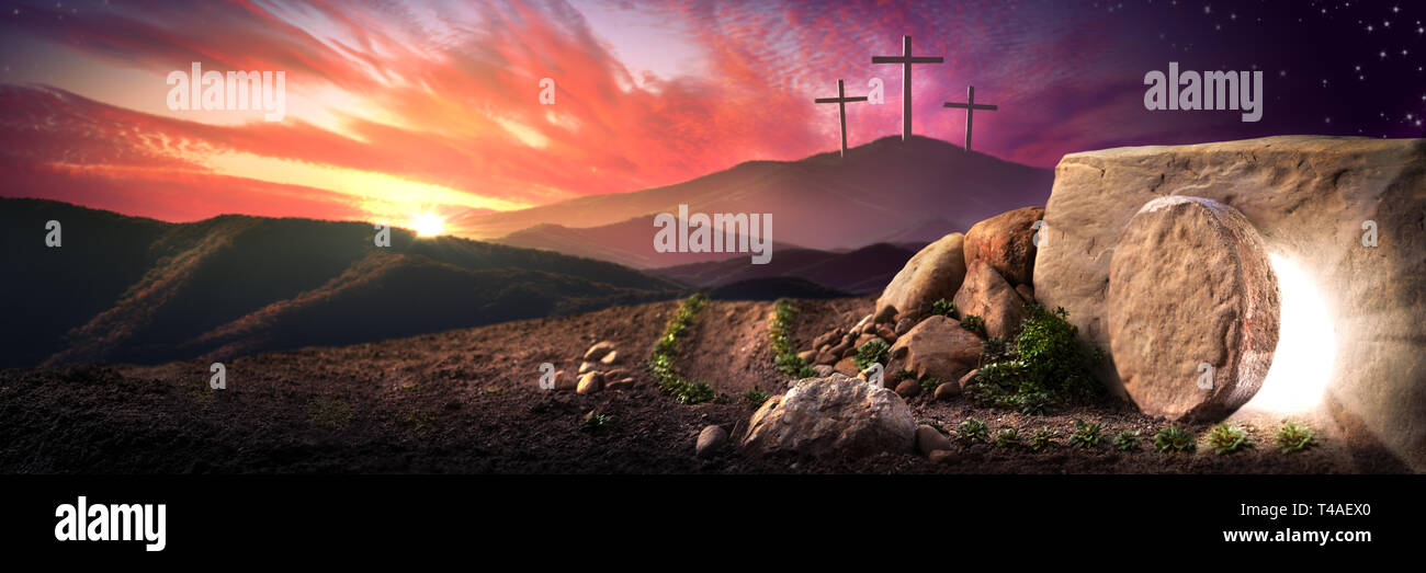 Un percorso che conduce alla tomba vuota di Gesù Cristo all alba con tre croci in distanza. Leggermente in pietra rotolata via. - Concetto di Risurrezione Foto Stock