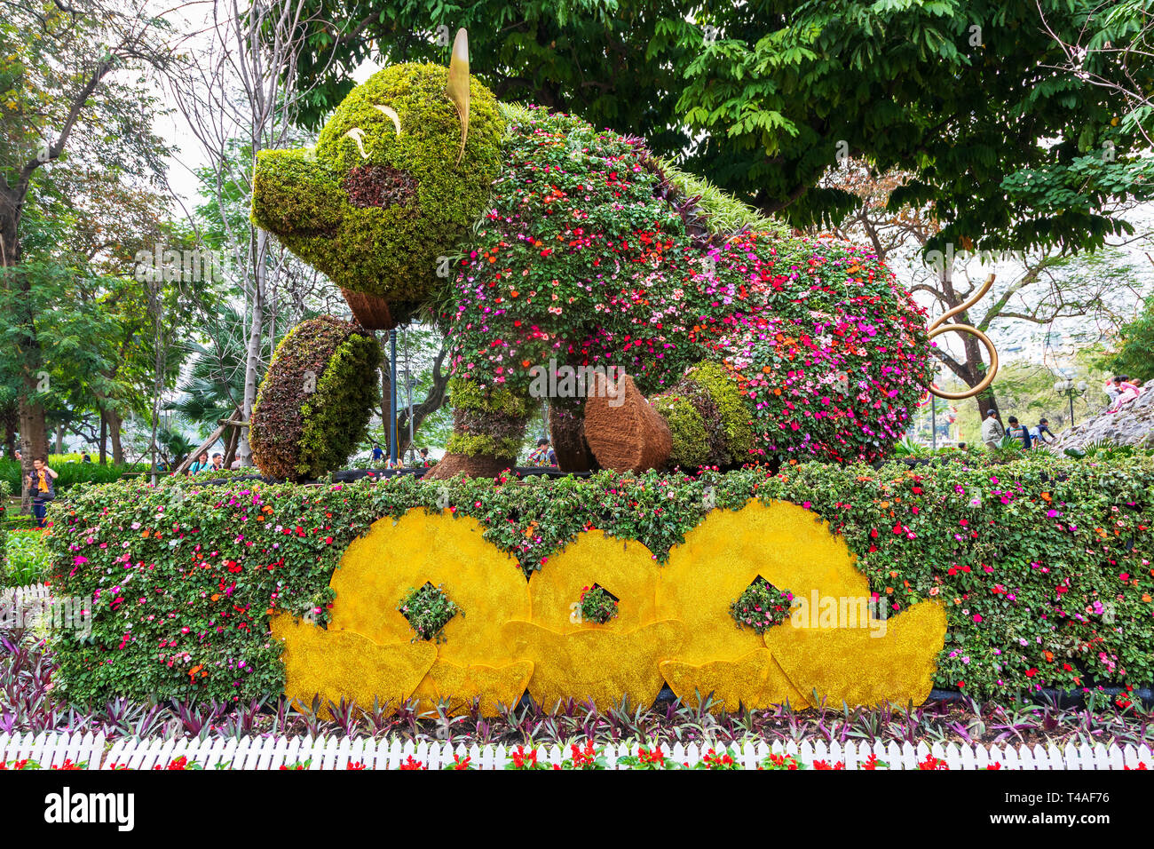 Statua di un suino come giardino decorazione per celebrare l anno del maiale in vietnamita Anno nuovo, il vecchio quartiere di Hanoi, Vietnam Asia Foto Stock
