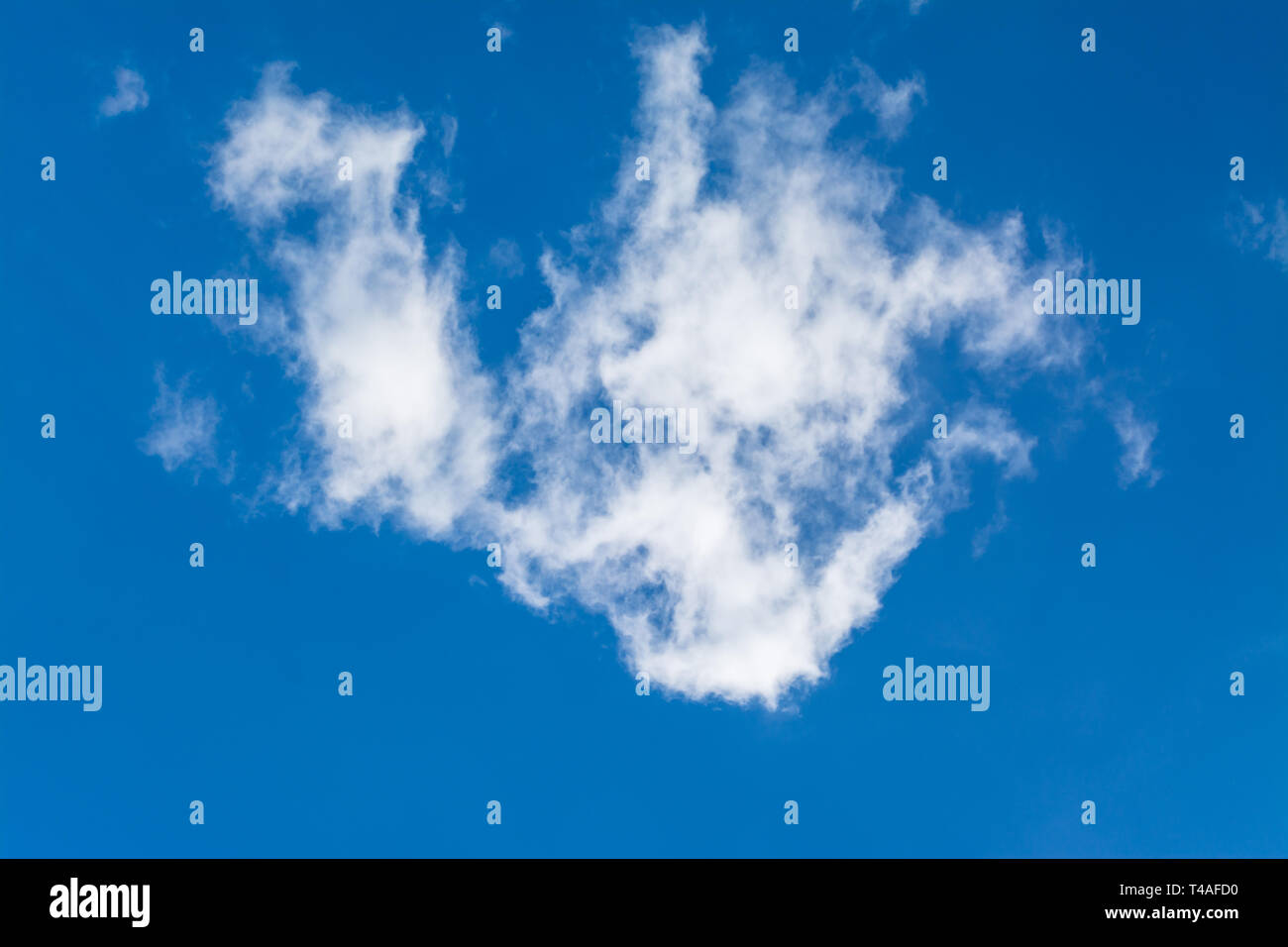 Cloudscape in una giornata soleggiata con un cielo blu Foto Stock