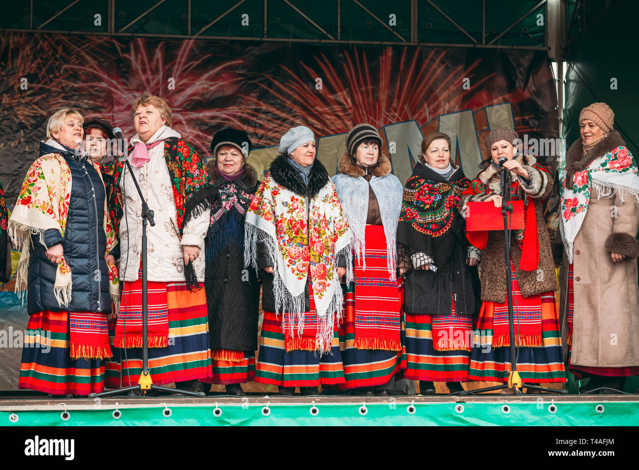 GOMEL, Bielorussia - Febbraio 21, 2014: Sconosciuto gruppo di donne in vestiti nazionali alla celebrazione di Maslenitsa - tradizionale russo vacanza dedicata a th Foto Stock