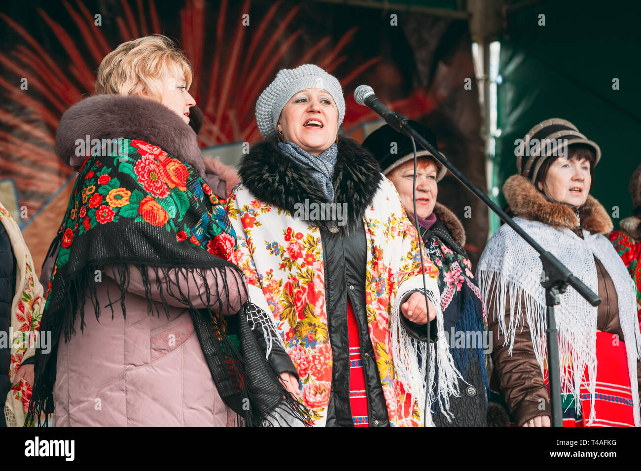 GOMEL, Bielorussia - Febbraio 21, 2014: Sconosciuto gruppo di donne in vestiti nazionali alla celebrazione di Maslenitsa - tradizionale russo vacanza dedicata a th Foto Stock