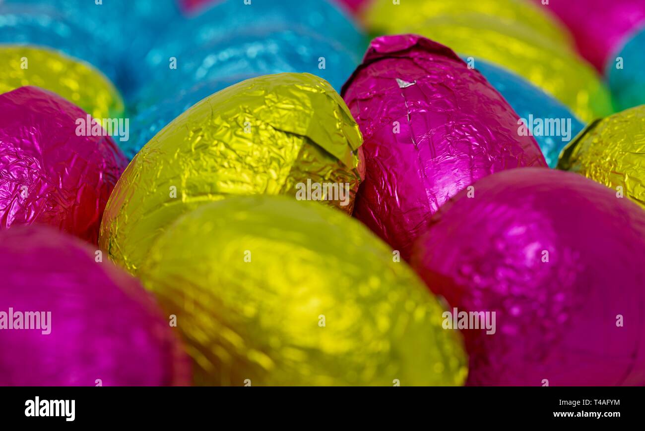 Colorata collezione di stagnola avvolto le uova di Pasqua Foto Stock