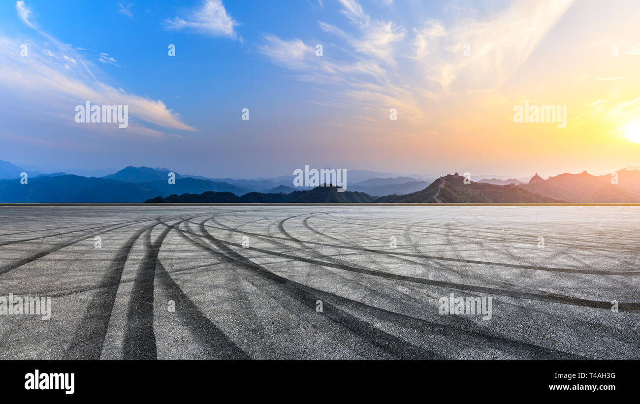 Gara di asfalto via terra e bella montagna con la Grande Muraglia della Cina Foto Stock