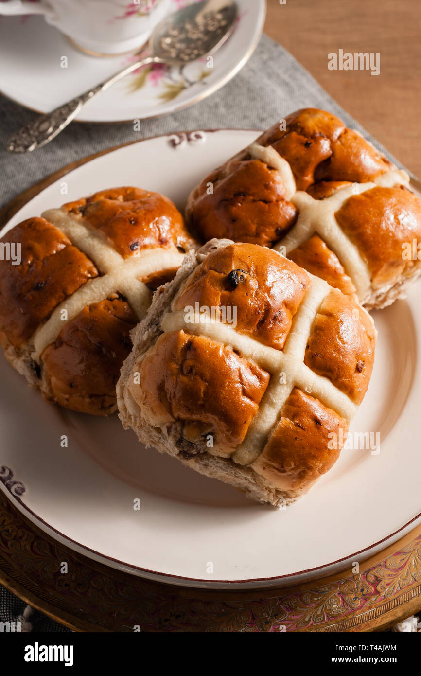 Hot Cross panini una speziata torta dolce tradizionalmente consumato il Venerdì Santo Foto Stock