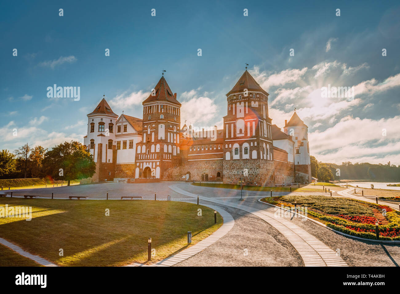 Mir, Bielorussia. Sole sopra il Castello di Mir complesse durante la mattinata estiva Sunrise. Monumento culturale, sito Patrimonio Mondiale dell'UNESCO. Famoso punto di riferimento e Popu Foto Stock