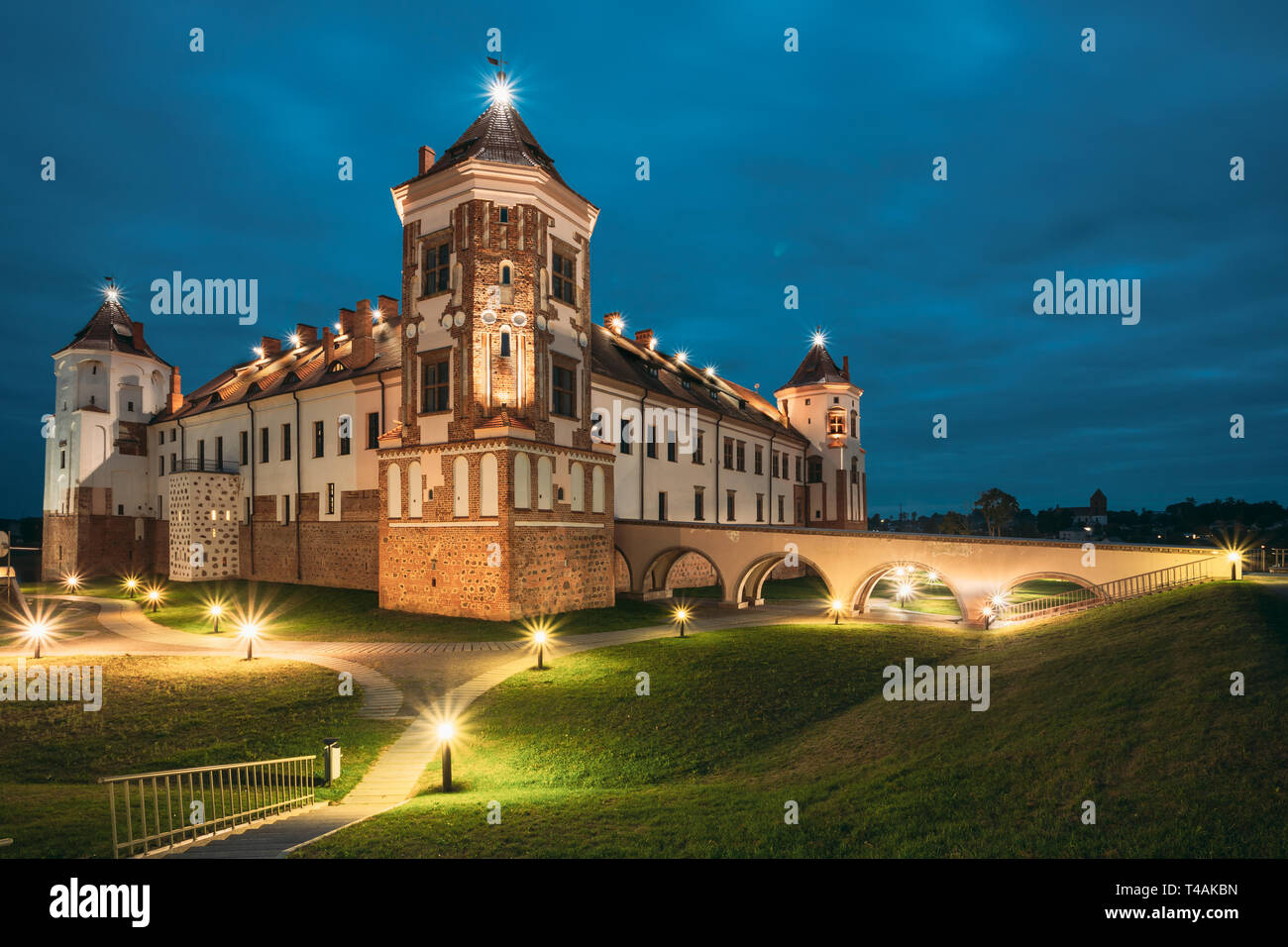 Mir, Bielorussia. Complesso del Castello di Mir in serata o l'illuminazione notturna. Monumento culturale, sito Patrimonio Mondiale dell'UNESCO. Famoso e popolare Destinat Foto Stock