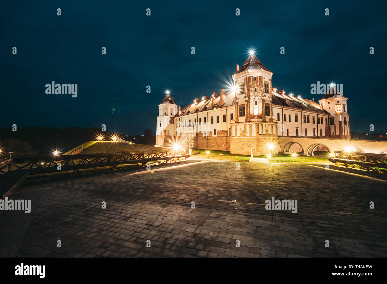 Mir, Bielorussia. Complesso del Castello di Mir in serata o l'illuminazione notturna. Monumento culturale, sito Patrimonio Mondiale dell'UNESCO. Famoso e popolare Destinat Foto Stock