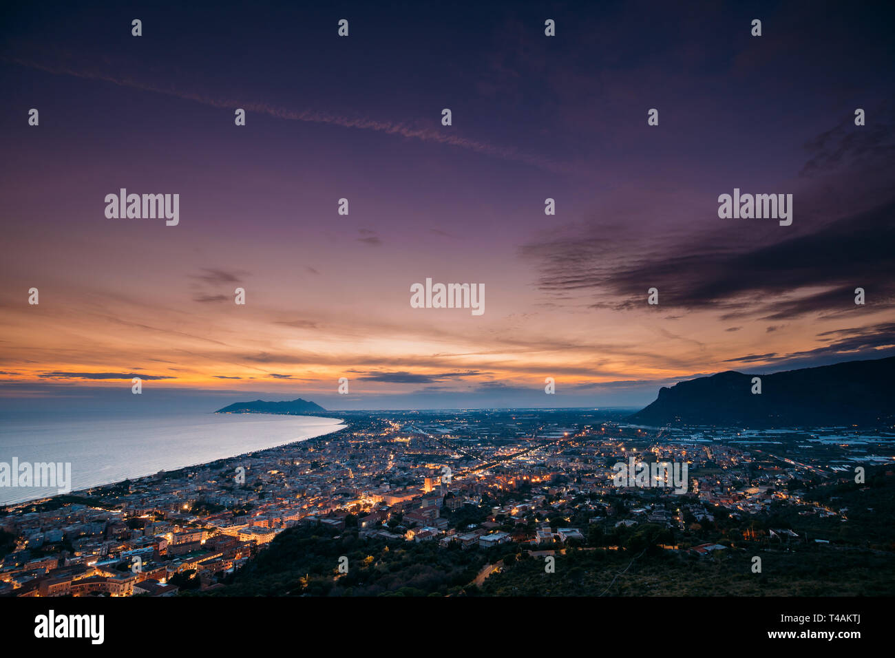 Terracina, Italia. Vista superiore Skyline Cityscape Città nel tramonto di sera. Illuminazioni della citta'. Foto Stock