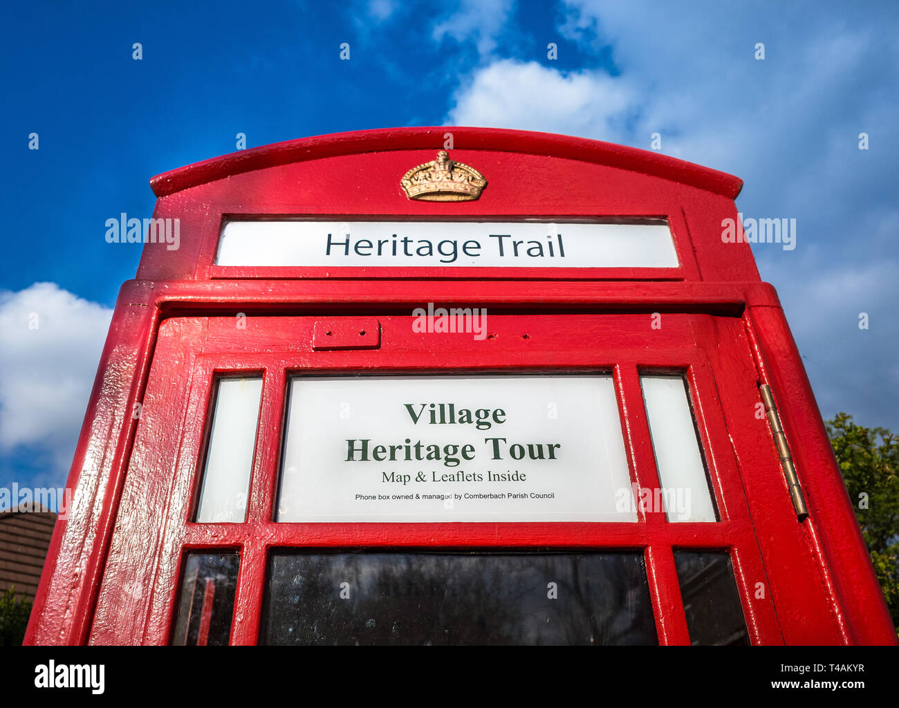 Una cabina telefonica nel villaggio di Comberbach, Cheshire, Regno Unito convertito in un tour culturale per il turismo. Foto Stock